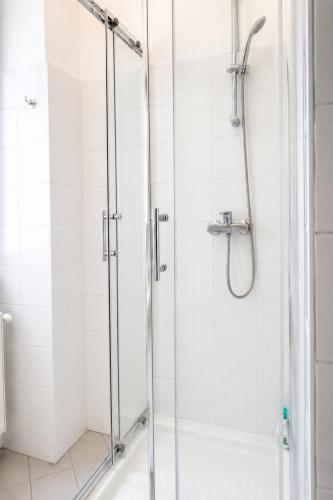 Central Vienna, Lovely Private Rooms in 3BR Shared Apt, TV & WIFI