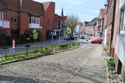 a cobblestone street in a town with buildings at Ferienwohnung Kruppa in Plön