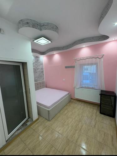 a room with a bed and a tv in it at Sixtor hause in Salonta