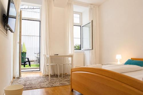 Central Vienna, Lovely Private Rooms in 3BR Shared Apt, TV & WIFI