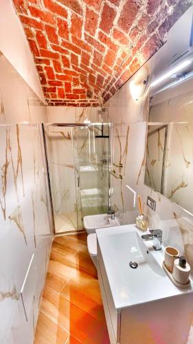 a bathroom with a white sink and a toilet at Il Grappolo in Gattinara