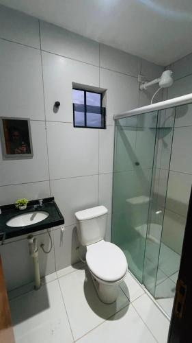 a bathroom with a toilet and a sink and a shower at Pousada Horizontes de Bonito Apto in Bonito
