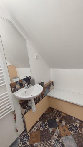 a bathroom with a sink and a mosaic floor at Roubenka in Nieder Kreibitz