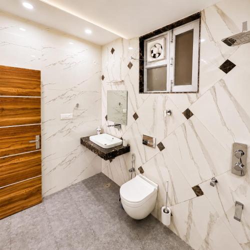a bathroom with a toilet and a sink at Heera Lodge Kasauli By Evening Sky Hotel in Kasauli