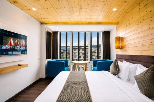 a hotel room with a bed and a table and chairs at Sparrow Elements Boutique 2 min walk To Mg Marg in Gangtok