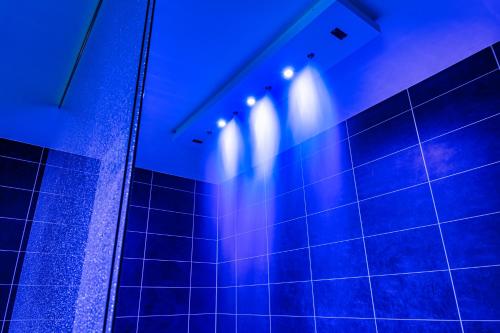 a blue room with a row of lights on a wall at LF Sports & Spa Hotel in Hannover