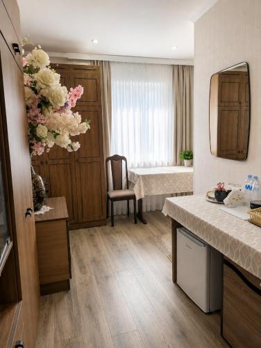 a hospital room with a bed and a vase of flowers at Apartment Casa de Bruja in Drochia