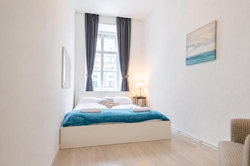Affordable 1BR & LR Central Belvedere Location