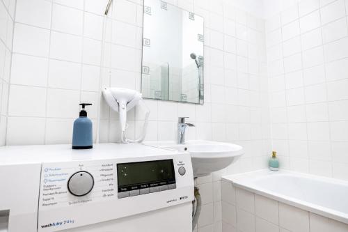 Affordable 1BR & LR Central Belvedere Location