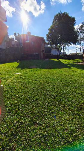 a field of green grass with the sun in the background at Departamento cercano al centro in Oberá