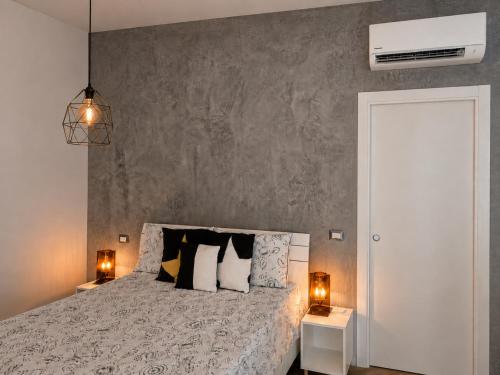 a bedroom with a bed with two lamps and a wall at Smart Suite at Villa Anna - Bike Friendly in Buonconvento