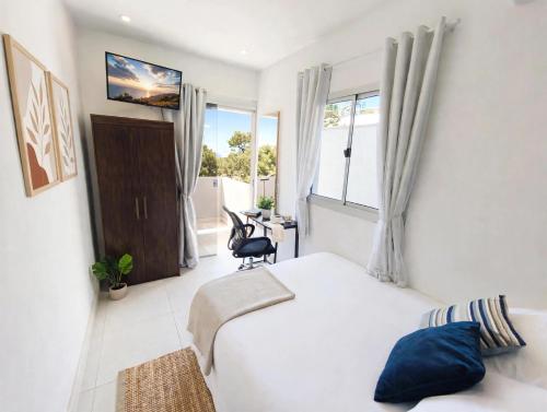 a bedroom with a large white bed and a window at Estúdios VILA 5 Hotel, próximo a Praça dos Três Poderes in Brasília