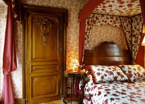 a bedroom with a bed with a wooden head board at Villa Althea in Mango