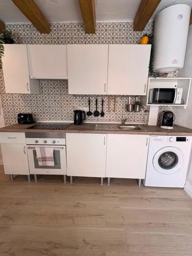 New Apartment Near City Center & Mountain