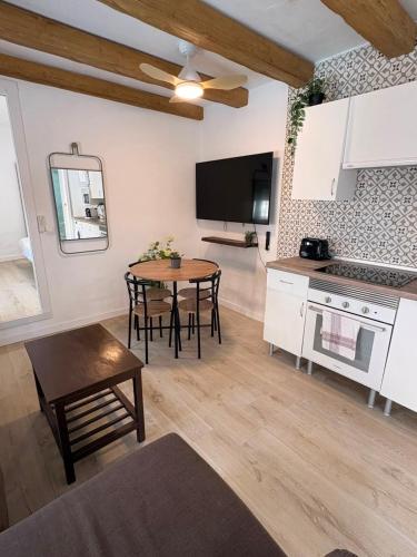 New Apartment Near City Center & Mountain