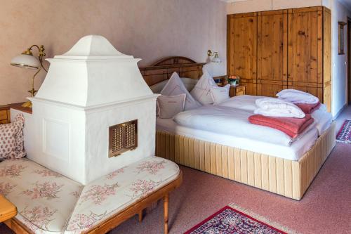 バート・ラースフェにあるラーンタールホテル フォイディンゲンの小さなベッドルーム(ベッド1台、椅子付)