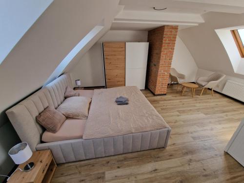 a living room with a couch and a table at Zelená in Františkovy Lázně