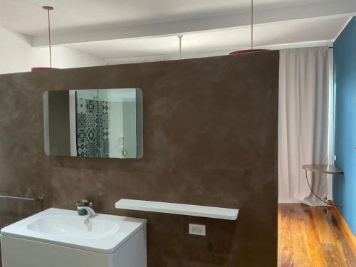 a bathroom with a sink and a mirror at Villa F&B 2 in Solarte