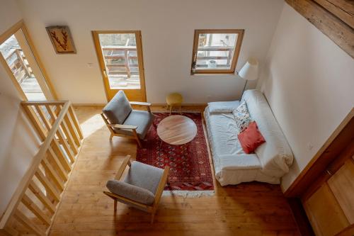 a living room with a couch and two chairs and a table at Chalet 3 chambres à Sarreyer, proche Verbier in Sarreyer