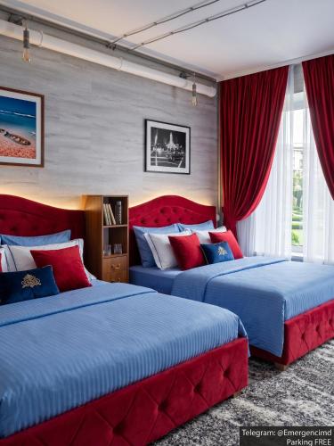 two beds in a room with red and blue at Ismail 94-1 Apartments in Chişinău