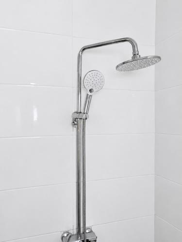 a shower with a shower head in a bathroom at Villa Daoura in Niamey
