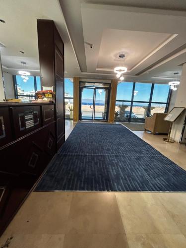 a large room with a large rug on the floor at سما حقل للشقق المخدومه in Al Humaizah