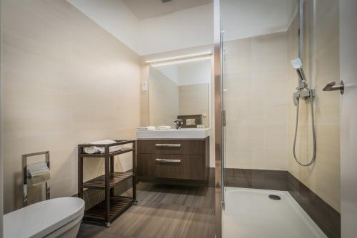 Bathroom sa Modern Designed Oldtown Square Apartment