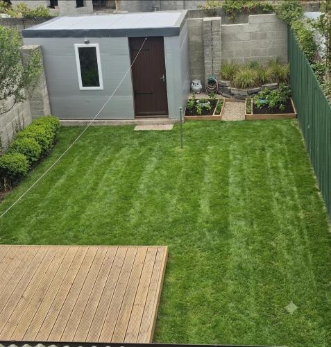 a backyard with a yard with green grass at The Comfort Corner in Dundalk