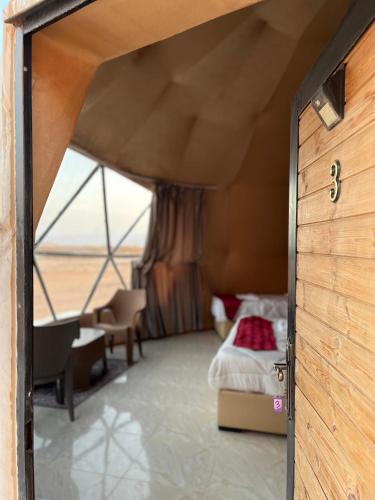 an open door to a bedroom with a bed at Maea wade ram in Disah