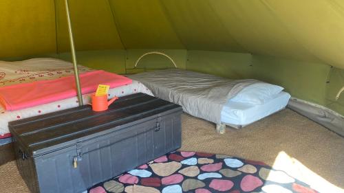 a room with two beds in a tent at Igloo, Lodge et Tipi confortable in L Honor De Cos