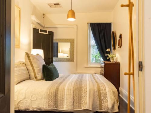 a bedroom with a bed and a window at Secluded Hackney Cottage Near Botanic Gardens with Free Parking - Koala Stay in Adelaide