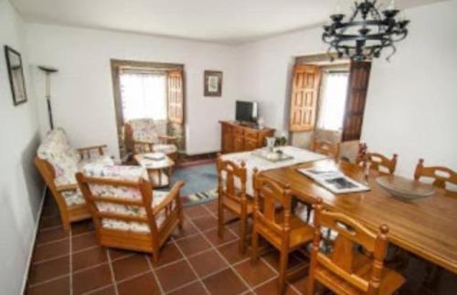 a living room with a dining room table and chairs at Casa rural La rectoral in Areas