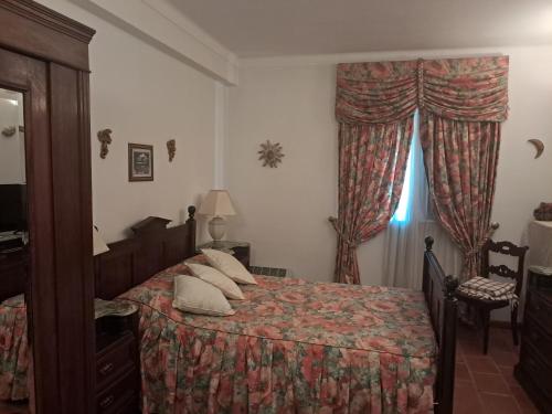 a bedroom with a bed and a window at AQC - A Quinta Chama in Caldas da Rainha