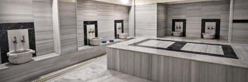 a bathroom with three toilets and three sinks at Green Moringa Termal Hotel in Termal