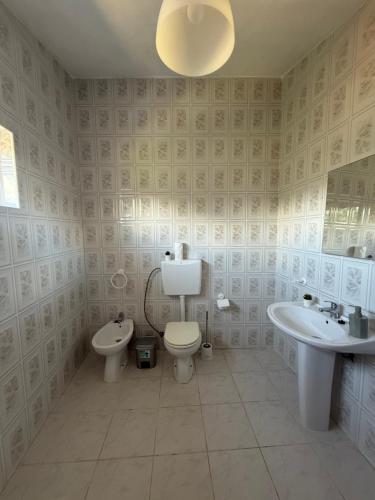 a bathroom with a toilet and a bidet and a sink at Casa de Ferias no Gerês in Ferral