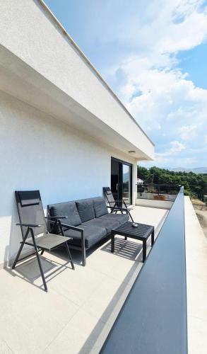 ILARI - luxury 100m2 penthouse, best terrace & view in Split