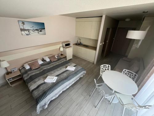 a bedroom with a bed and a table in it at Apartment Czarna Góra Resort ISCHGL 30, Sienna in Sienna