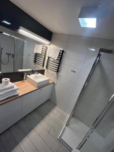 a bathroom with a sink and a shower at Apartment Czarna Góra Resort ISCHGL 30, Sienna in Sienna