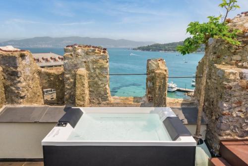 eine Badewanne mit Meerblick in der Unterkunft Capitolare Tower in Porto Venere