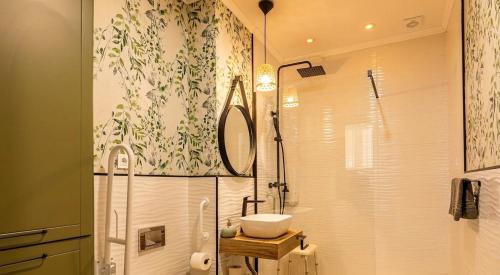 Modern 1 Bedroom Apt in Historic Center • Ground F