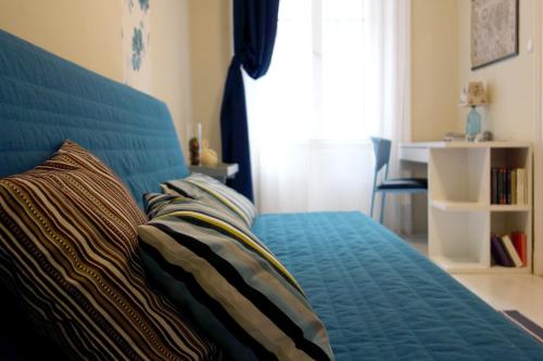 Кровать или кровати в номере Vivid Rozsa Apartment