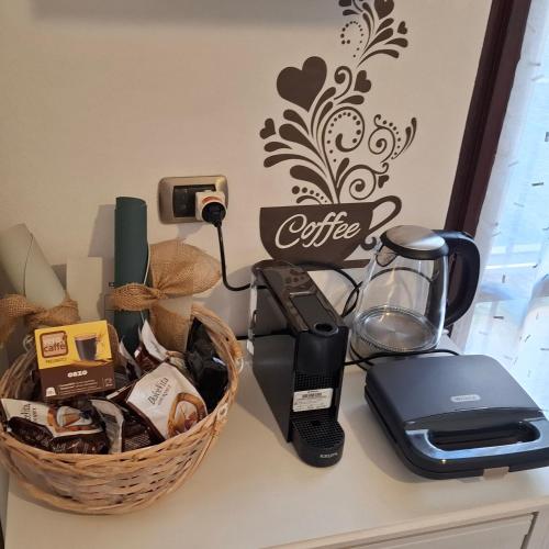 a counter with a basket of food and a blender at Casa Magenta Appartamento con giardino e bbq ad Asti in Asti