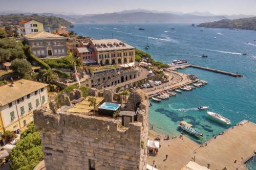 eine Luftaufnahme einer Küstenstadt mit einem Hafen in der Unterkunft Capitolare Tower in Porto Venere