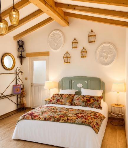 a bedroom with a bed and some plates on the wall at Ô Dentelles in Vacqueyras