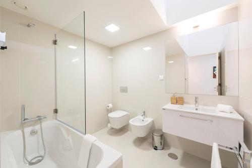 Bright Downtown Apartment