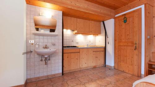 a bathroom with a sink and a sink at Apartments B&B Pretermo in Badia