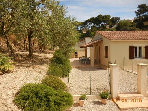 a house with a fence and a yard with plants at Les Cigales du Ventoux in Le Barroux