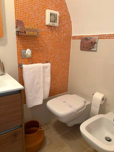 a bathroom with a toilet and a sink at Wonderhouse in Polignano a Mare