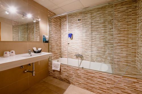 a bathroom with a bath tub and a sink at Cal Ruiz in Pas de la Casa