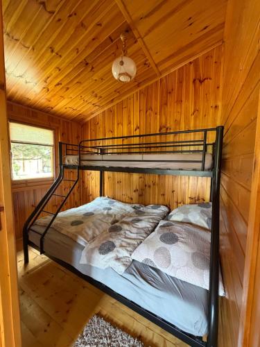 a bedroom with a bunk bed in a cabin at Domki pod Brzozą in Czarnocin